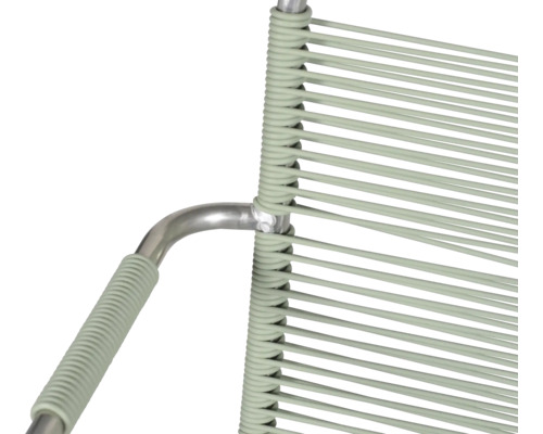 Vue détaillée d''une chaise avec une assise en cordes et un cadre en métal.