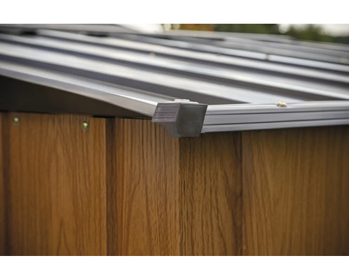 Vue détaillée d''une cabane de jardin avec mur en bois et toit métallique