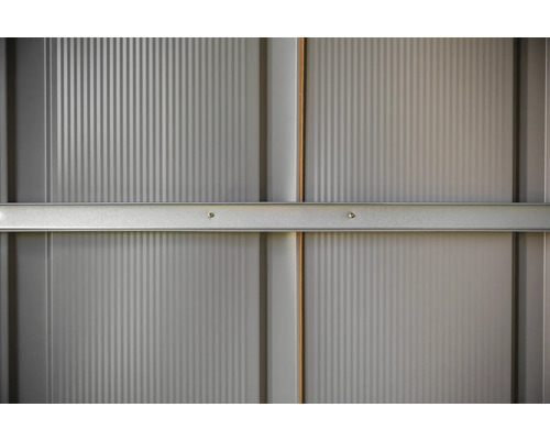 Vue détaillée d''un mur de cabanon de jardin en métal gris avec des renforts