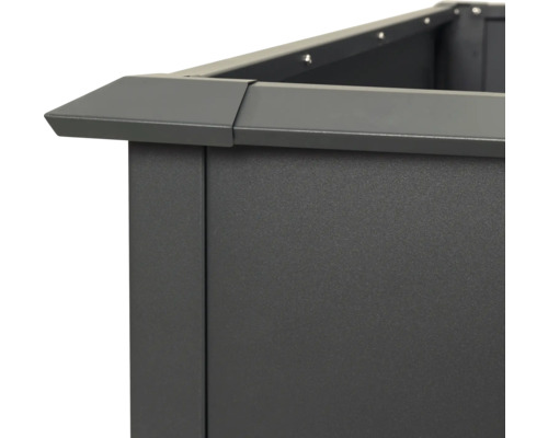 Vue détaillée d''un potager surélevé en métal