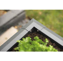 Detailaufnahme eines grauen Hochbeets mit Bepflanzung und Eckverbindungen