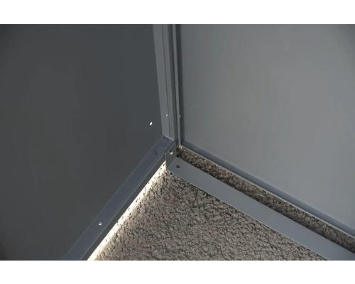 Detailansicht der Eckkonstruktion eines Gartenhauses mit Paneelen und Befestigungselementen.