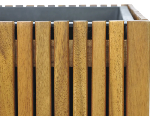 Detailansicht eines Pflanzkübels aus Holz mit Metalleinsatz.