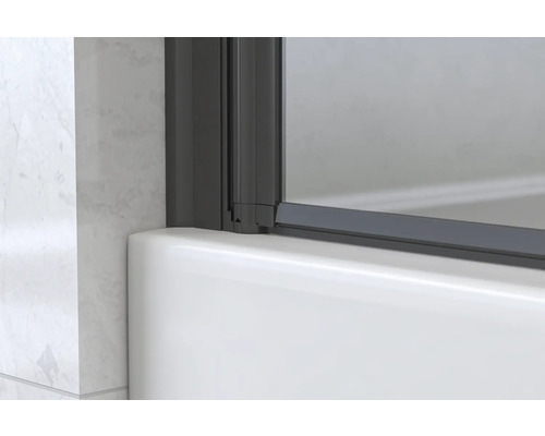 Detailaufnahme einer Duschkabine mit Rahmen auf einer Badewanne