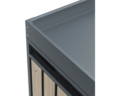 Vue détaillée d''une jardinière grise avec revêtement en bois