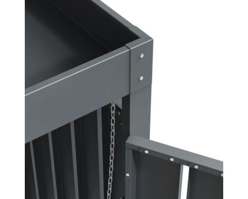 Vue détaillée d''un coffre à ordures gris avec chaîne