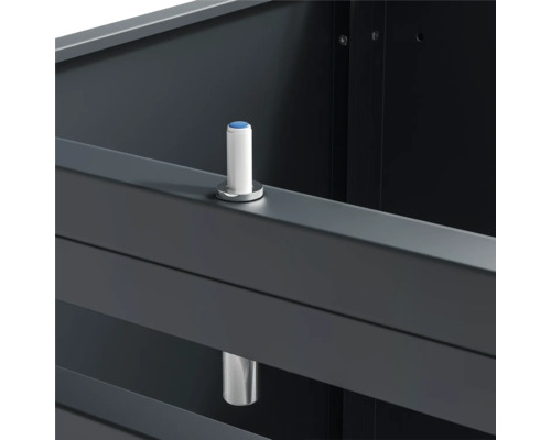 Vue détaillée d''un meuble avec des éléments métalliques et des raccords