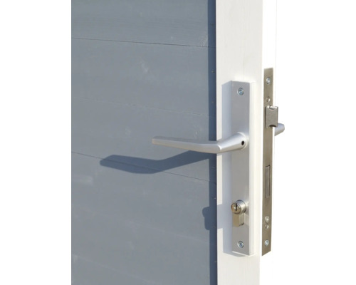 Garniture de porte avec poignée sur une porte en bois