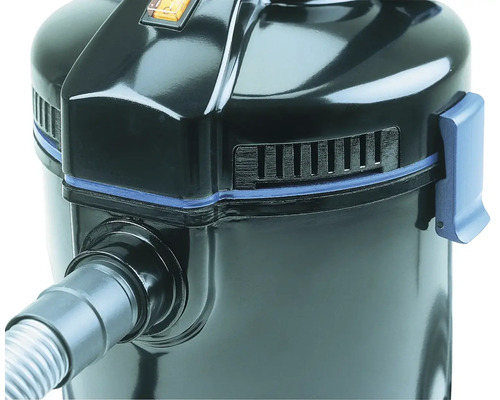 Vue détaillée d''un aspirateur de vase de bassin noir avec raccord de tuyau