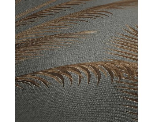 Nahaufnahme einer grauen Tapete mit Palmenblattmuster