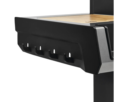 Vue détaillée d''un poste de grill avec une barre à crochets pour les accessoires de grill