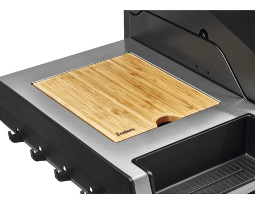 Planche à découper Enders en bambou sur une table de gril