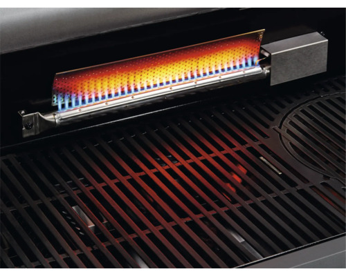 Vue intérieure d''un gril à gaz avec brûleur allumé et grille de cuisson