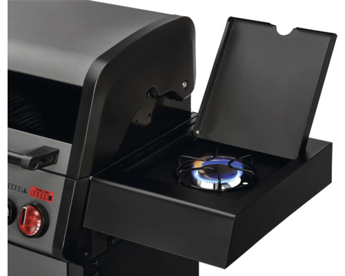 Vue détaillée d''un barbecue à gaz avec brûleur latéral en fonctionnement