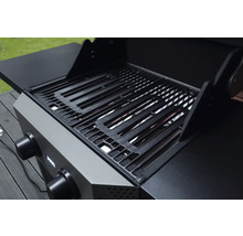 Grill mit Grillrost und Seitenablagen.