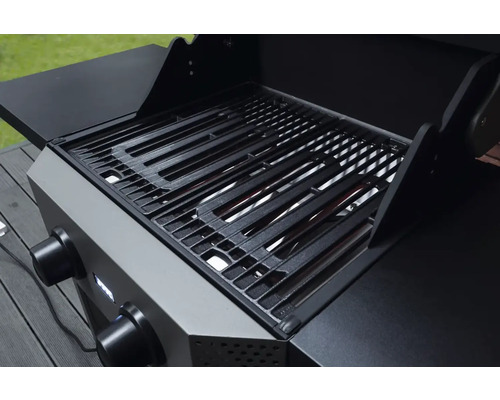 Grill mit Grillrost und Seitenablagen.