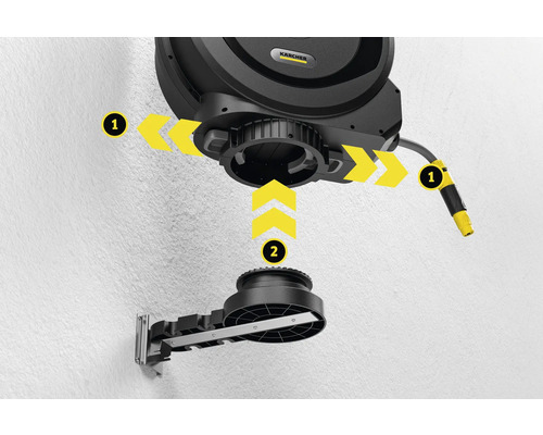 Kärcher Schlauchbox Montageanleitung mit Pfeilen zur Befestigung der Schlauchbox an der Wandhalterung.