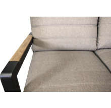 Gros plan d''un canapé d''extérieur avec coussins gris et accoudoirs en bois et métal