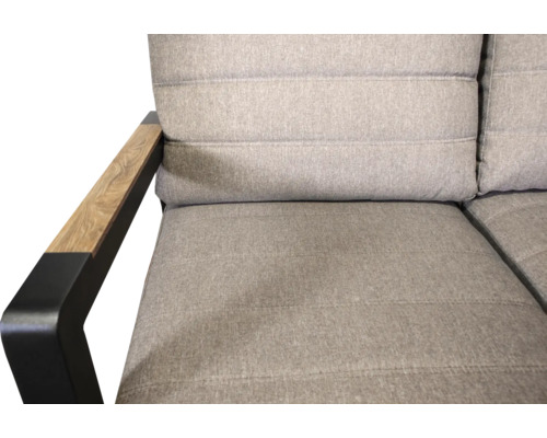 Gros plan d''un canapé d''extérieur avec coussins gris et accoudoirs en bois et métal