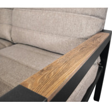 Gros plan d''un canapé de jardin avec accoudoir en bois et cadre en métal