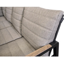 Nahaufnahme eines Sofas mit Polsterung und Metallrahmen