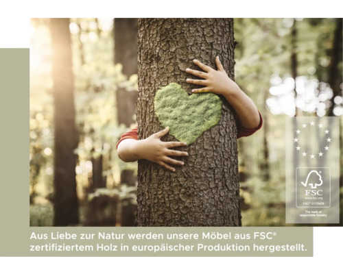 Eine Person umarmt einen Baum mit einem grünen Herz und dem FSC Siegel.