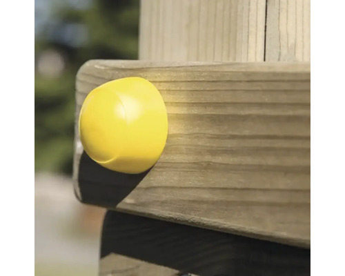 Embout de sécurité jaune sur poteau en bois
