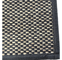 Detailansicht eines dunkel umrandeten Teppichs mit Schachbrettmuster