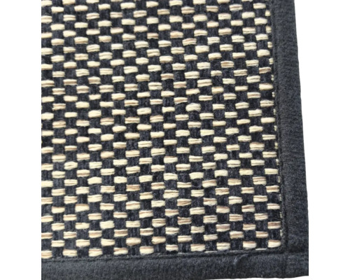 Detailansicht eines dunkel umrandeten Teppichs mit Schachbrettmuster