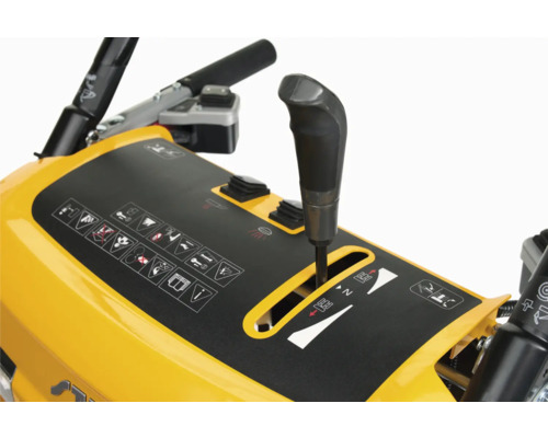 Detailansicht der Bedienelemente einer Schneefräse.