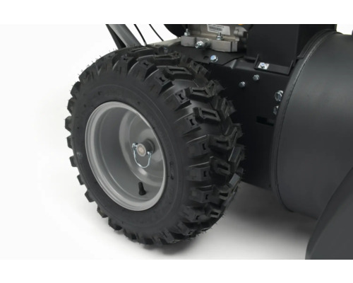 Rad mit grobem Profil einer Schneefräse