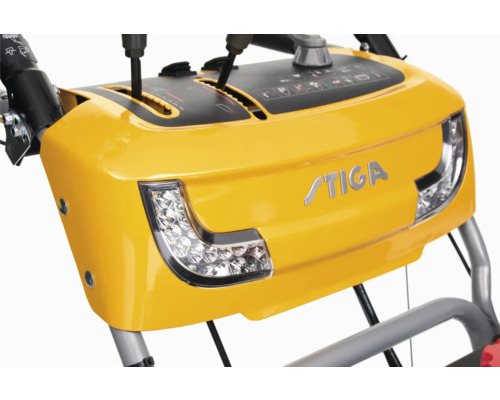 Stiga Schneefräse Bedienelemente und Scheinwerfer Nahaufnahme