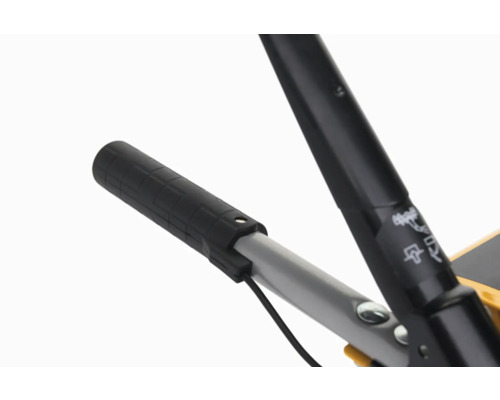 Detailaufnahme eines Handgriffs einer Gartenmaschine