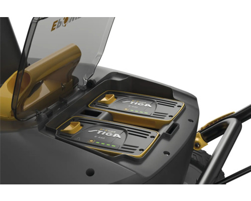 Akkufach eines Rasenmähers mit zwei Stiga E 440 Akkus