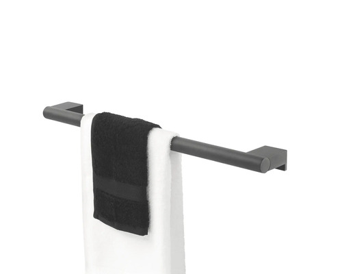 Handtuchhalter mit schwarzen und weißen Handtüchern