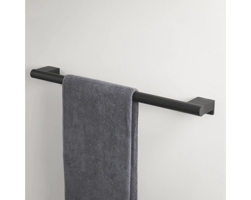 Schwarzer Handtuchhalter mit grauem Handtuch an der Wand