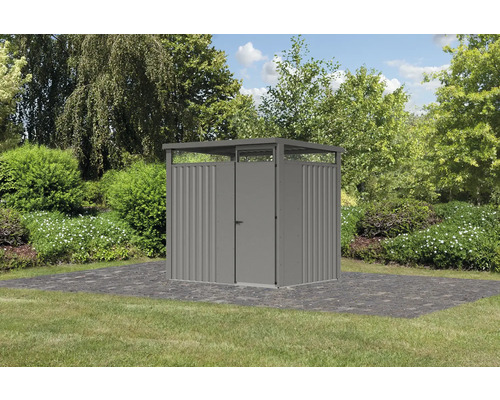 Abri de jardin en métal dans le jardin