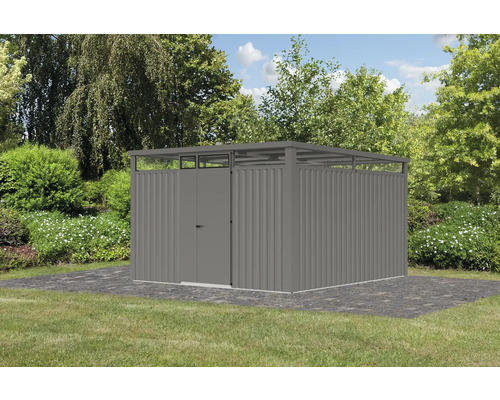 Abri de jardin métallique avec double porte dans le jardin