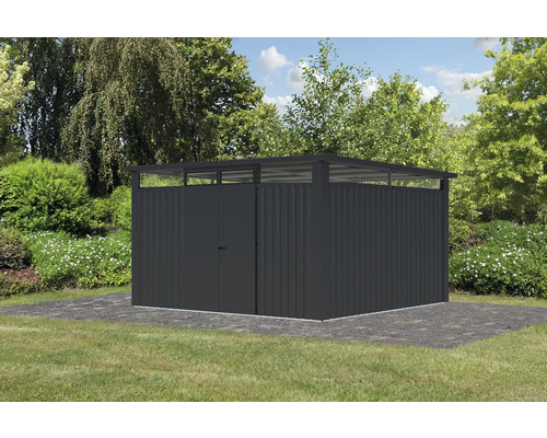 Geräteschuppen aus Metall im Garten mit Tür