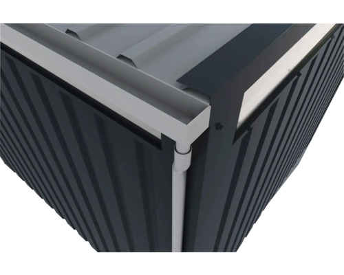 Vue détaillée d''une remise de jardin avec gouttière pour l''évacuation de l''eau