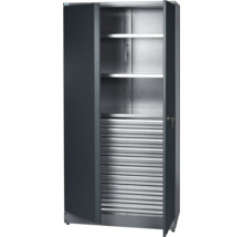 Armoire à porte battante ouverte avec étagères et volet roulant