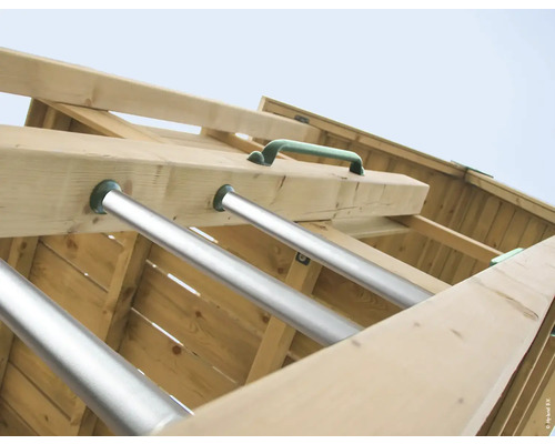 Vue détaillée d''un mur d''escalade avec des barreaux et des poignées en bois et en métal