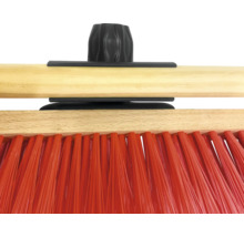 Vue détaillée d''une brosse de balayage avec manche en bois et poils en plastique