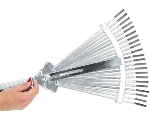 Une main actionne un balai à feuilles réglable en métal.