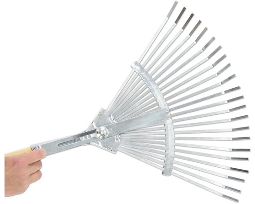 Râteau de jardin en métal avec dents réglables tenu par une main.