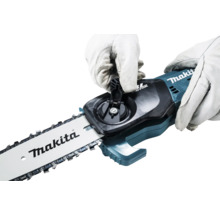Logo Makita. Tronçonneuse à batterie avec des gants.