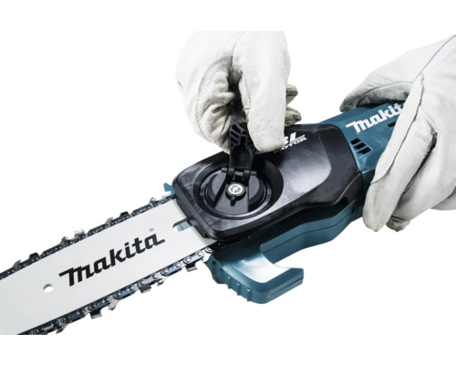 Logo Makita. Tronçonneuse à batterie avec des gants.
