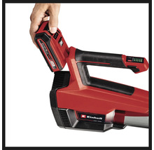 Vue de dessus d''un aspirateur/souffleur de feuilles sans fil Einhell dans lequel une main insère une batterie.