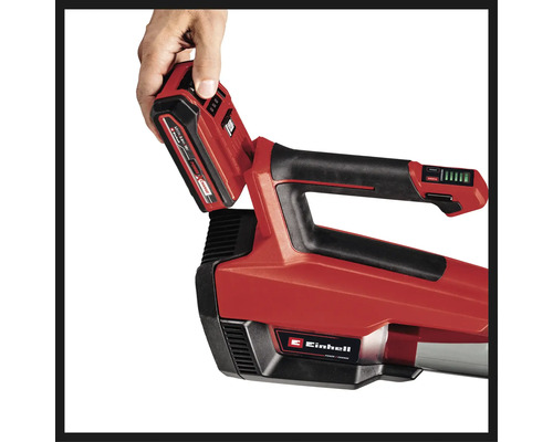 Vue de dessus d''un aspirateur/souffleur de feuilles sans fil Einhell dans lequel une main insère une batterie.