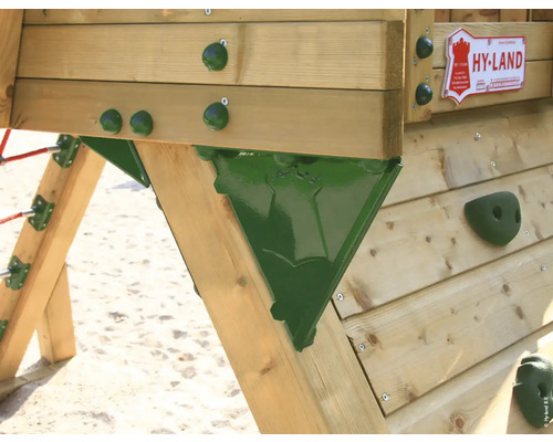 Vue détaillée d''une tour de jeux avec mur d''escalade en bois et poignées vertes